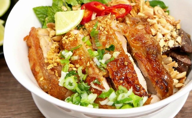Phở thịt gà trộn da giòn